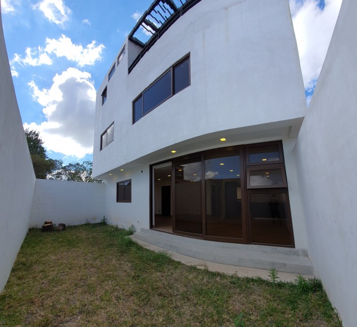 Amplia Casa de 4 habitaciones en Venta Vista hermosa 1 - Miniatura 3
