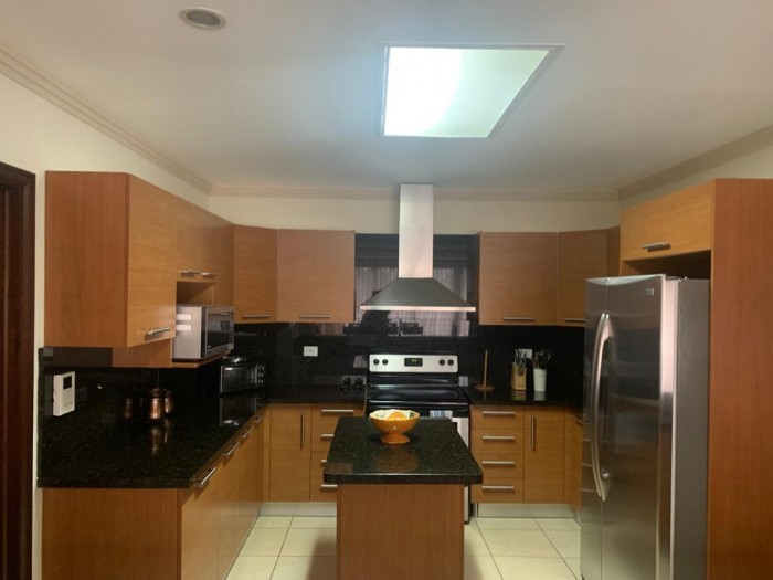 Apartamento amueblado en renta zona 10 Guatemala - Image 5