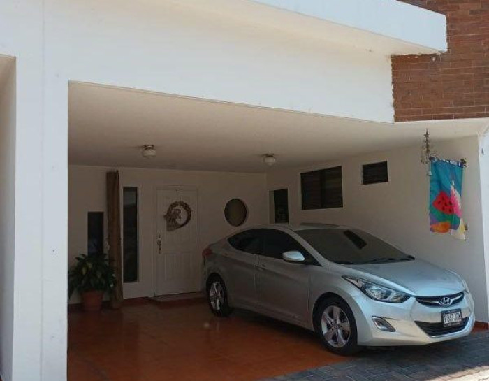 Casa en Venta zona 14 La Villa - Image 5