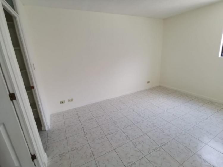 Rento bonito apartamento en zona 10 — foto 3