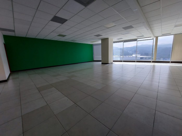 Oficina amplia en renta en Zona 10 Guatemala - Image 3
