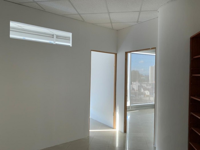 Oficina o clínica en renta en zona 10 Edificio Sixtino - Miniatura 5