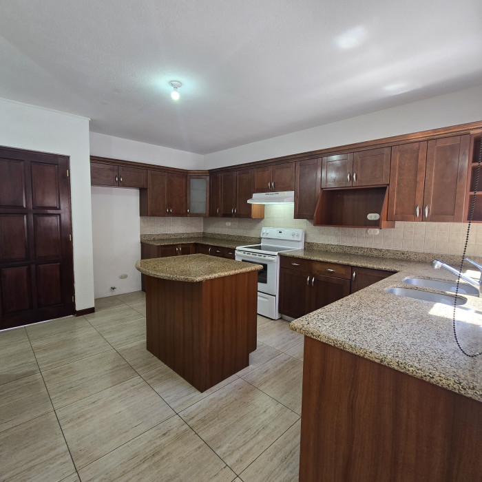 Alquiler hermosa casa en condominio en zona 10 — foto 11