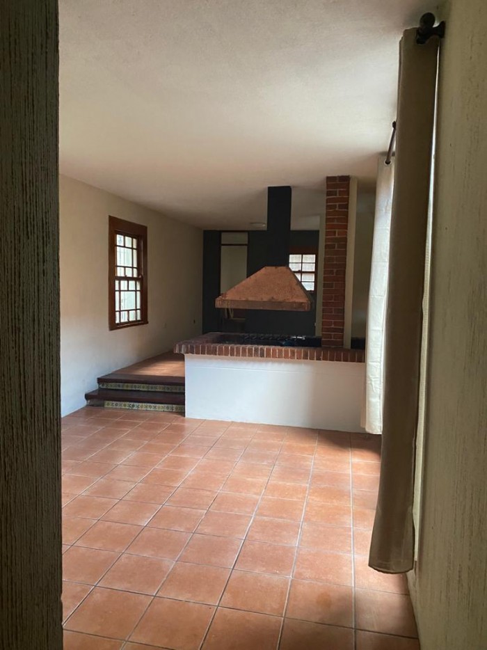 Alquilo amplia casa de 2 niveles en zona 10