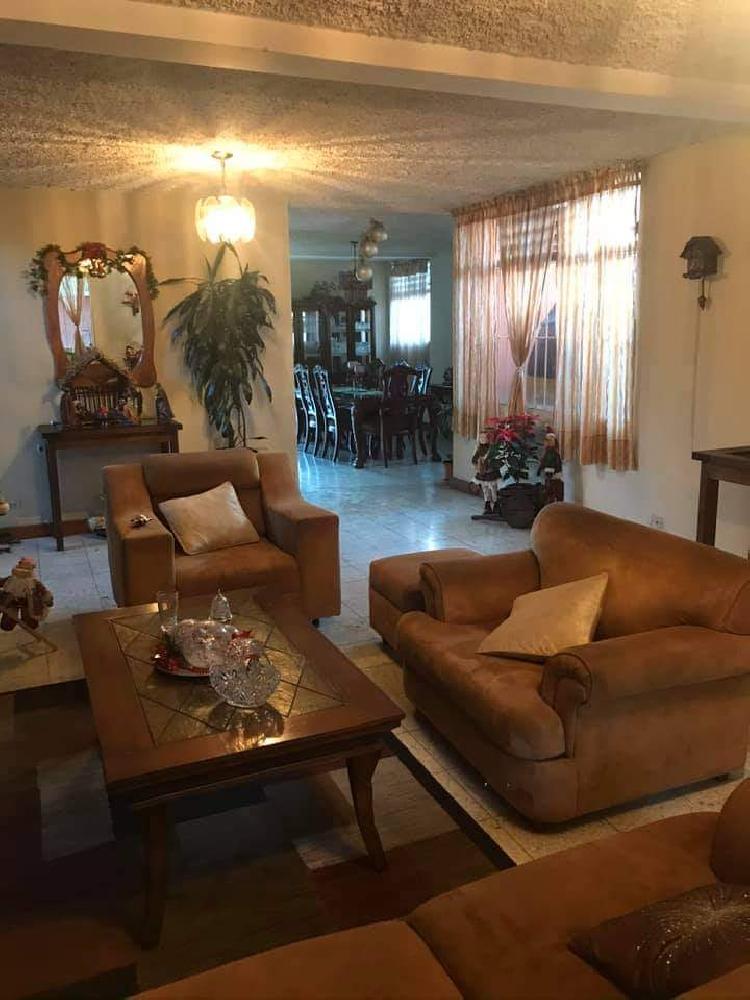 GANGA! Venta de casa con amplio jardín, San Cristobal - Image 1