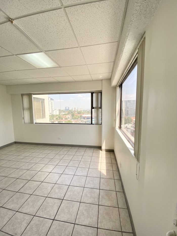 Oficina venta con 2 parqueos 20 calle Zona 10 — foto 3