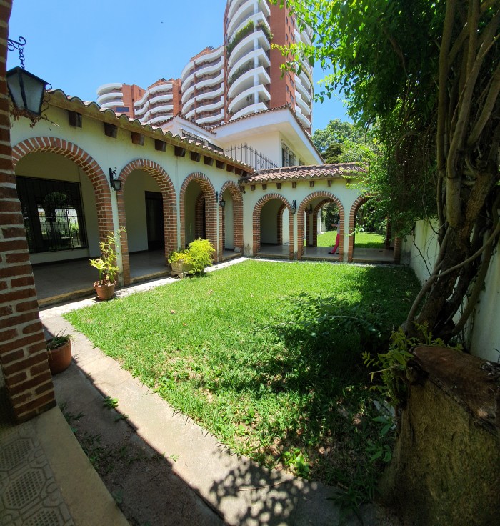 Casa en renta con uso suelo comercial zona 14 - Image 1