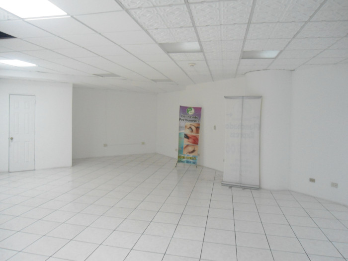 En Renta local comercial en zona 10 Plaza Comercial