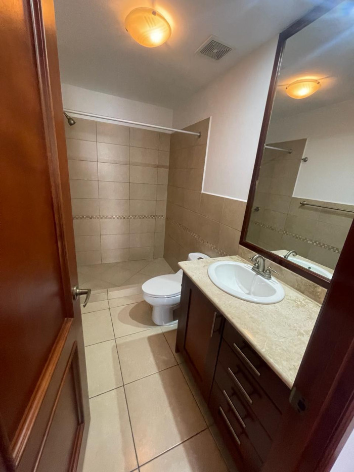 En Renta amplio Apartamento en Zona 15 Vista Hermosa - Miniatura 13