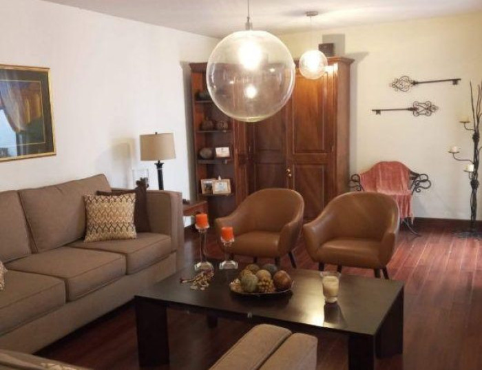 Casa en Venta zona 14 La Villa - Image 1