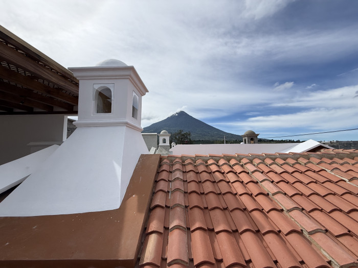 Venta de Casa Moderna en Condominio San Miguel Dueñas - Image 4