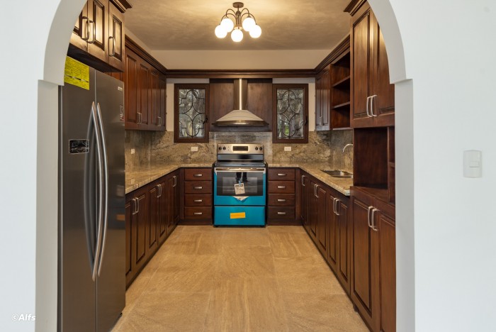 VENTA Hermosa y Lujosa Casa Estilo Colonial - Miniatura 6