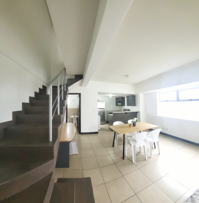 Apartamento en venta en zona 11 de 2 niveles col Toledo — foto 2