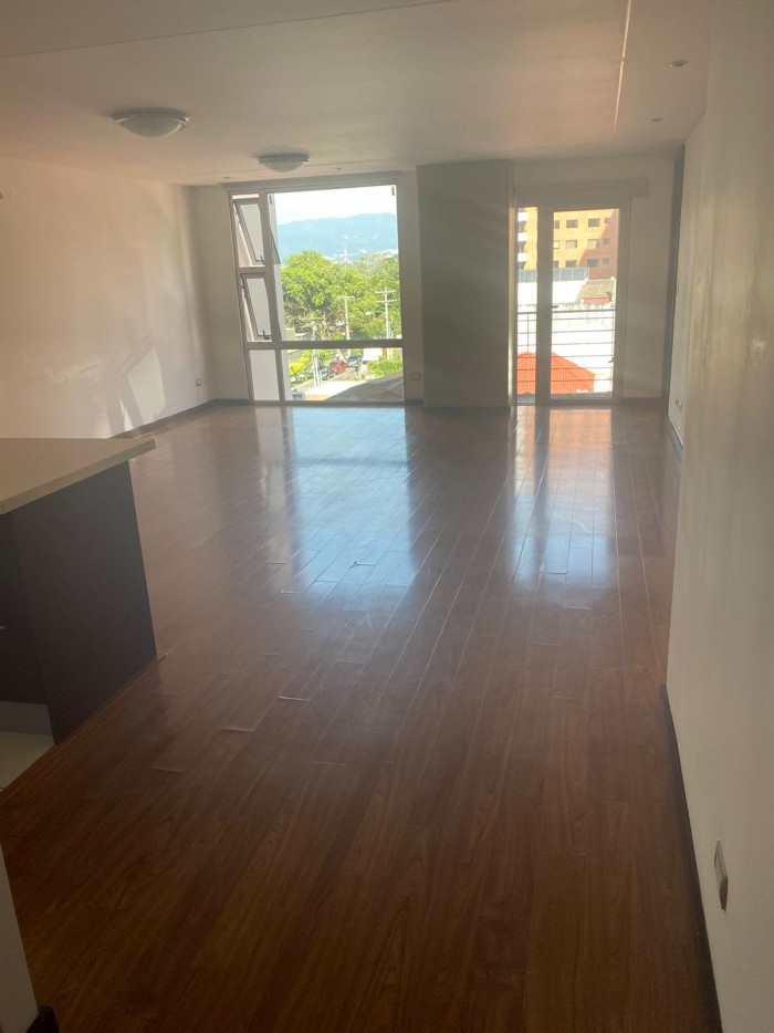 Apartamento en alquiler en zona 14, excelente ubicación — foto 2
