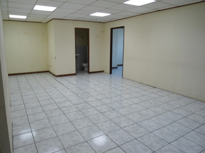 Oficina en renta en edificio de zona 10 - Miniatura 3