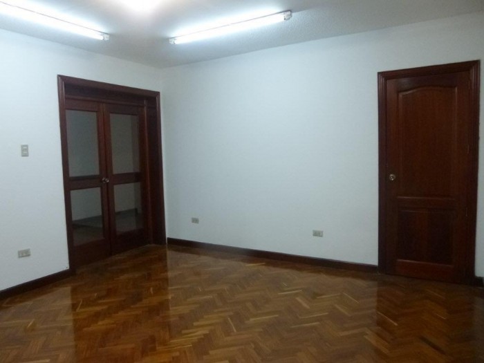 Casa Comercial en Venta o Renta en zona 13 Guatemala - Image 1