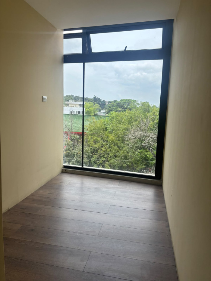 Oficina moderna en renta en Zona 9 Guatemala - Miniatura 8