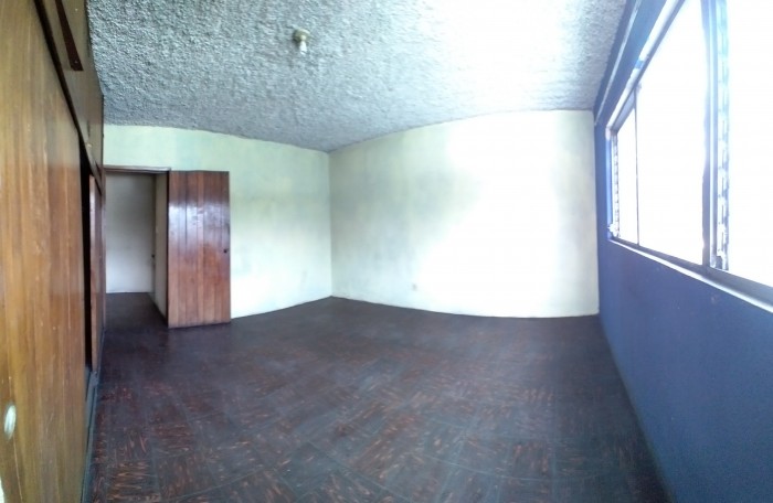 Casa en Venta excelente ubicación en Calzada San Juan - Image 1
