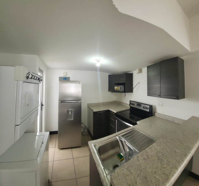 Apartamento en venta en zona 11 de 2 niveles col Toledo — foto 4