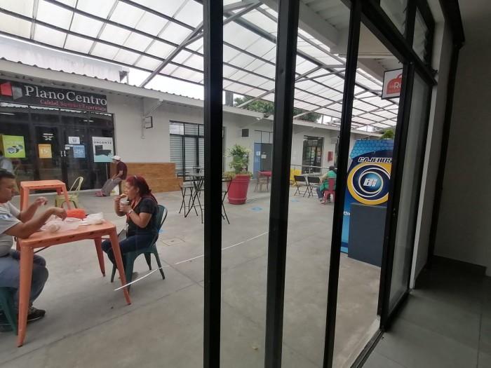 CityMax alquila excelente local en plaza de zona 12 - Miniatura 4