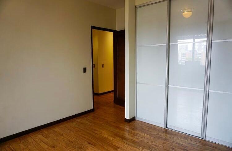 Venta de amplio apartamento, Edificio Plenum zona 14 - Miniatura 14