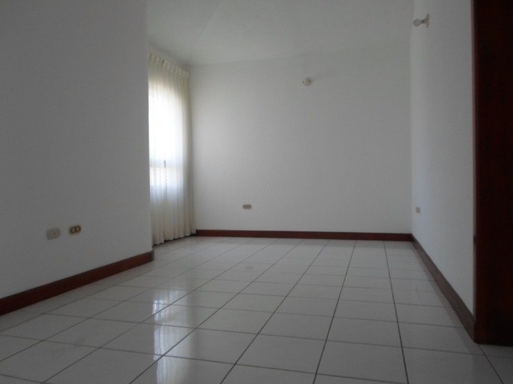 Apartamento en Renta zona 10 Guatemala - Image 1