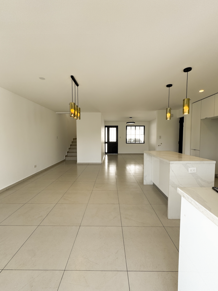 Casa con amplio jardín en venta o alquiler Res Antibes - 1