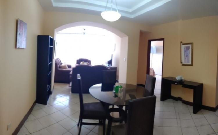 Rento cómodo apartamento en zona 10
