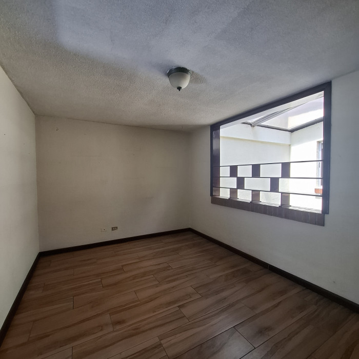 Casa en renta en zona 10 Bulevar Los Próceres - Miniatura 16