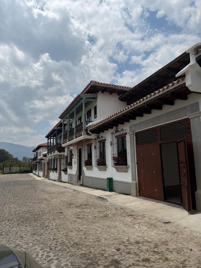 SE VENDE CASA CON PISCINA EN LOS FRANCISCANOS - 1