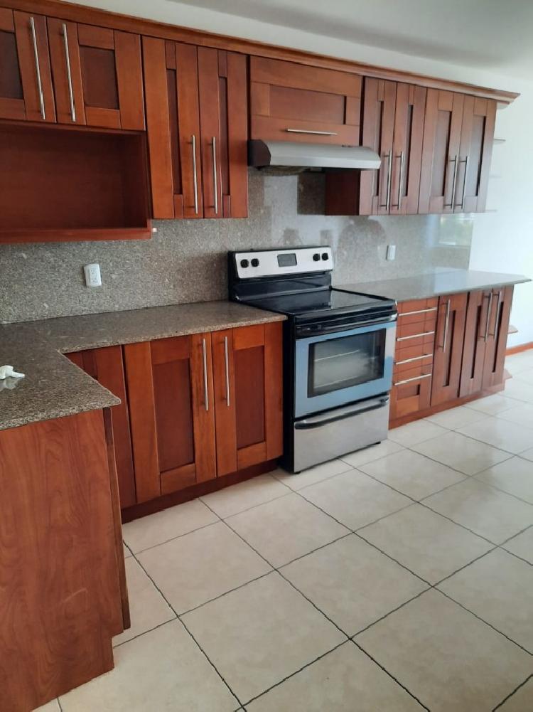 Rento lujoso apartamento en zona 15 — foto 4