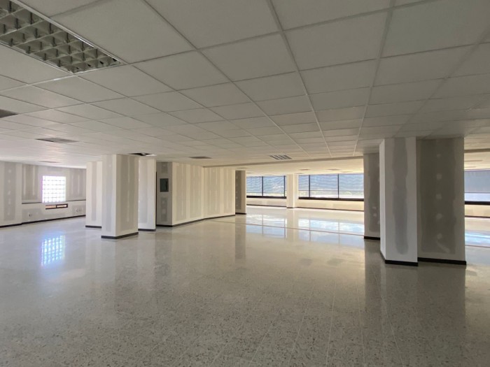 Edificio en renta para oficinas en zona 10!! - Image 1
