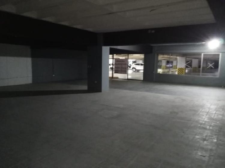 Amplio local comercial en renta, zona 10.