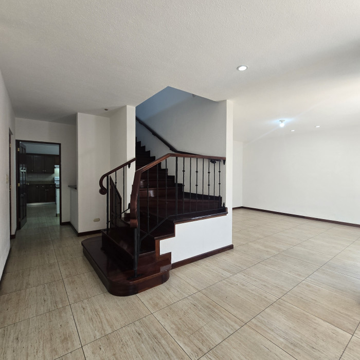 Alquiler hermosa casa en condominio en zona 10 — foto 3
