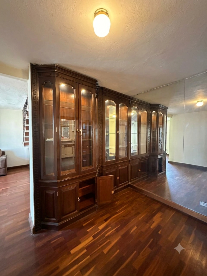 Casa sobre vía principal en Venta en Lourdes Zona 17 - Image 2