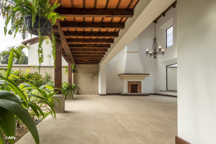 VENTA Hermosa y Lujosa Casa Estilo Colonial - Image 2
