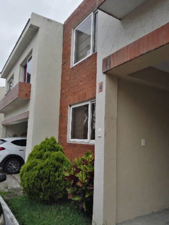 Vendo Amplia Casa en Altos de Pinares San Cristóbal. - Miniatura 12