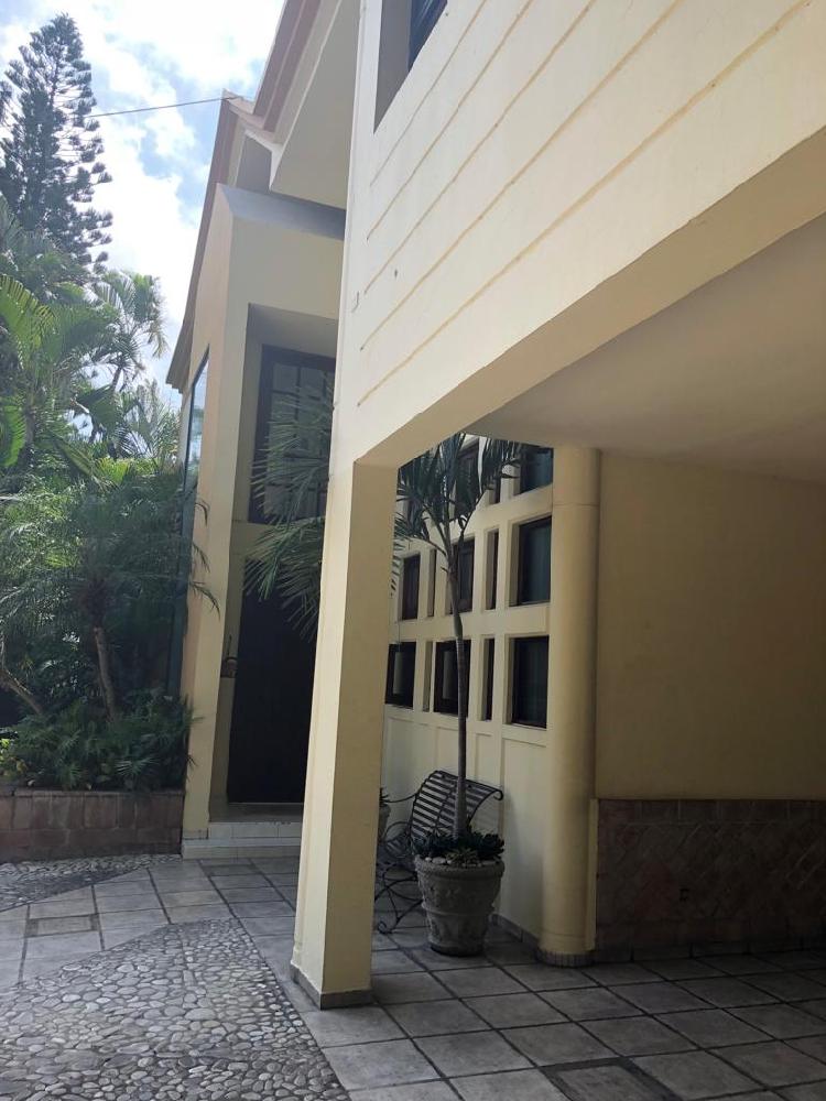 VENTA CASA CON PISCINA EN EXCLUSIVO SECTOR DE SANTIAGO — foto 2
