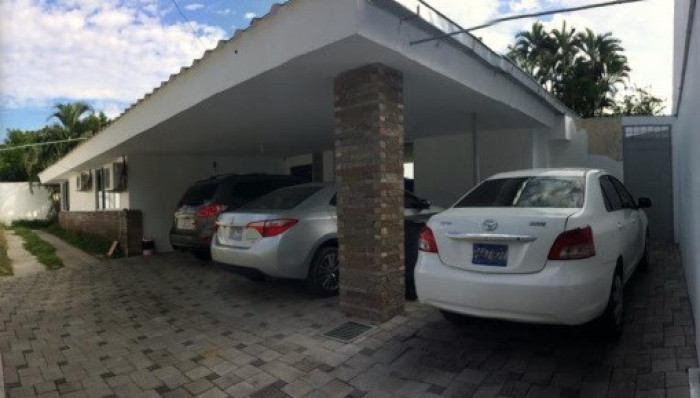 Alquilo propiedad comercial 539 m² Escalón 9 parqueos - 1