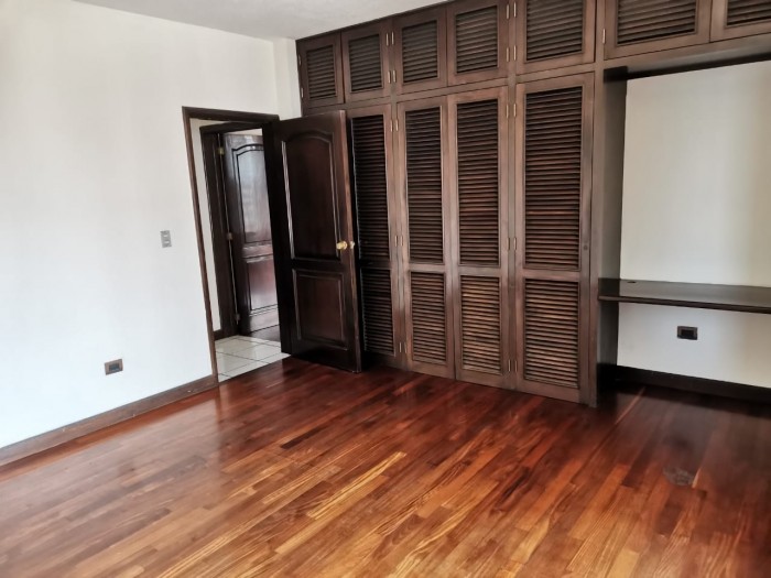 Rento cómodo y amplio apartamento en zona 14 — foto 12