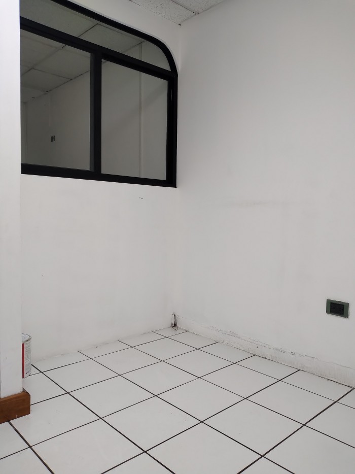 Oficina en Renta en excelente ubicación zona 10. - Miniatura 6