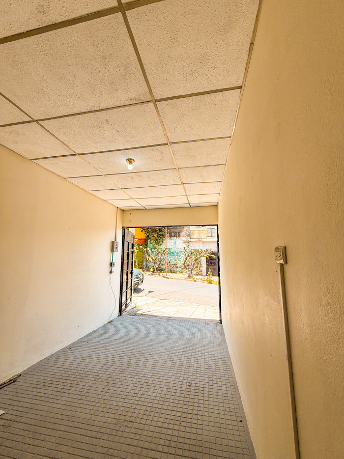 Casa con potencial comercial en venta en Santa Ana - 2