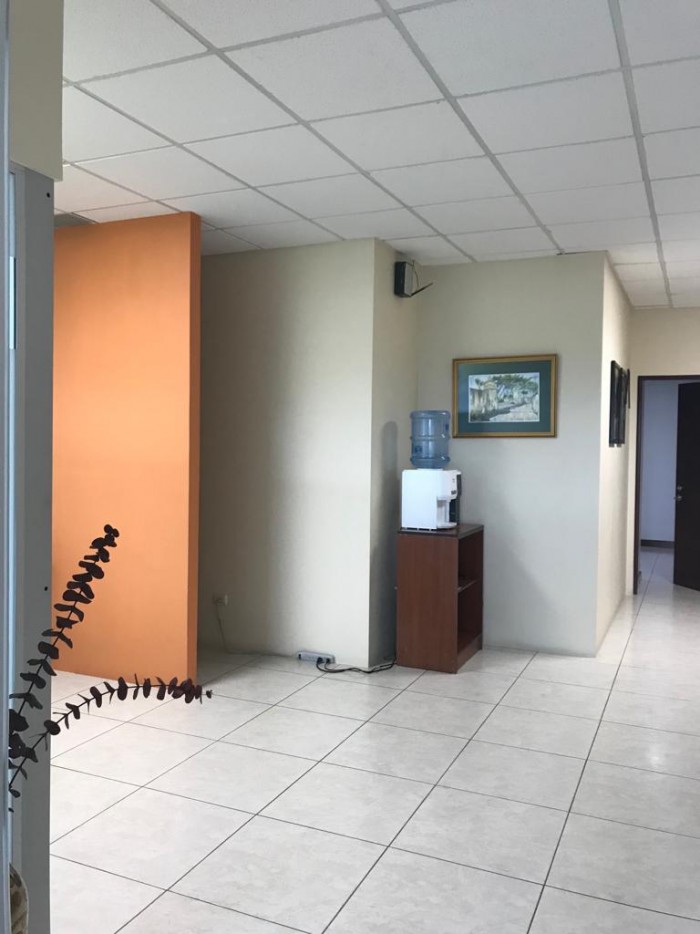 Rento oficina en excelente ubicación zona 10 — foto 4