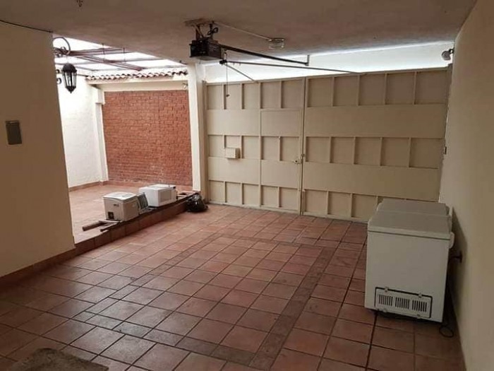 Casa en venta en Cañadas de Mariscal, zona 11. - Image 1