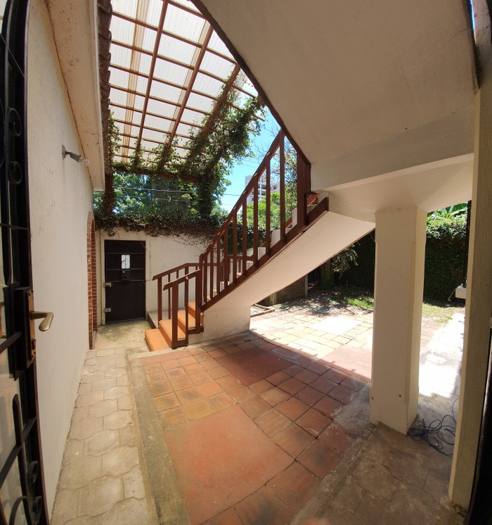 Casa en renta con uso suelo comercial zona 14 - Image 4