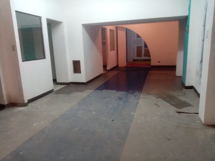 Rento amplia casa para uso comercial zona 9