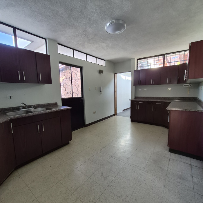 Casa en renta para oficinas zona 15 Vista Hermosa 1 - Miniatura 10