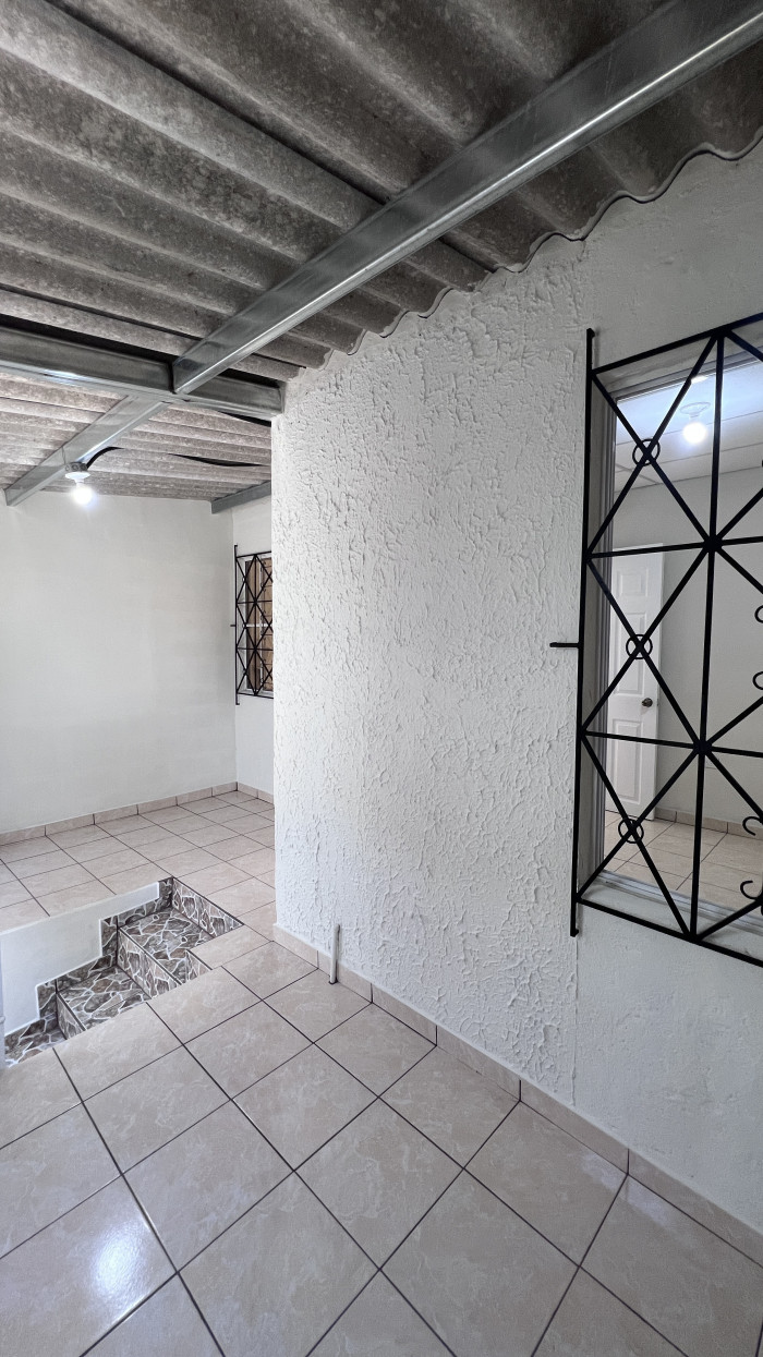 Casa en venta a 5 minutos de Paseo Venecia Soyapango - 2