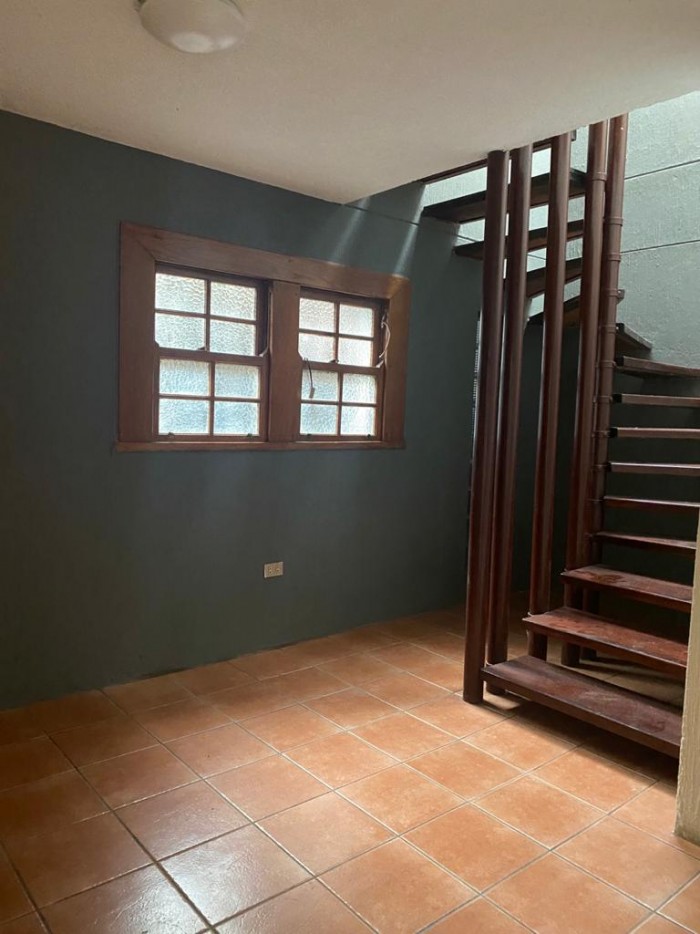 Alquilo amplia casa de 2 niveles en zona 10 — foto 8