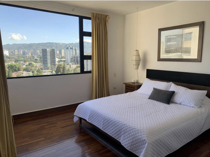 En Alquiler Apartamento amueblado en Zona 10 - 16